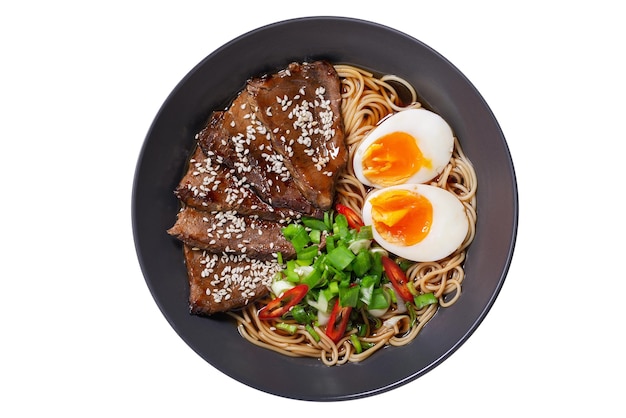 Ramen-Suppe mit Rindfleisch-Eierbrühe, isoliert auf durchsichtigem Hintergrund, Top-View