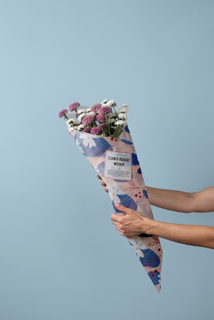 Ramo de crisantemo con maqueta de papel de regalo.