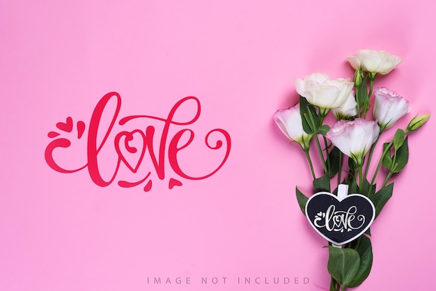 Ramo de flores de eustoma rosa en flor con inscripción de amor