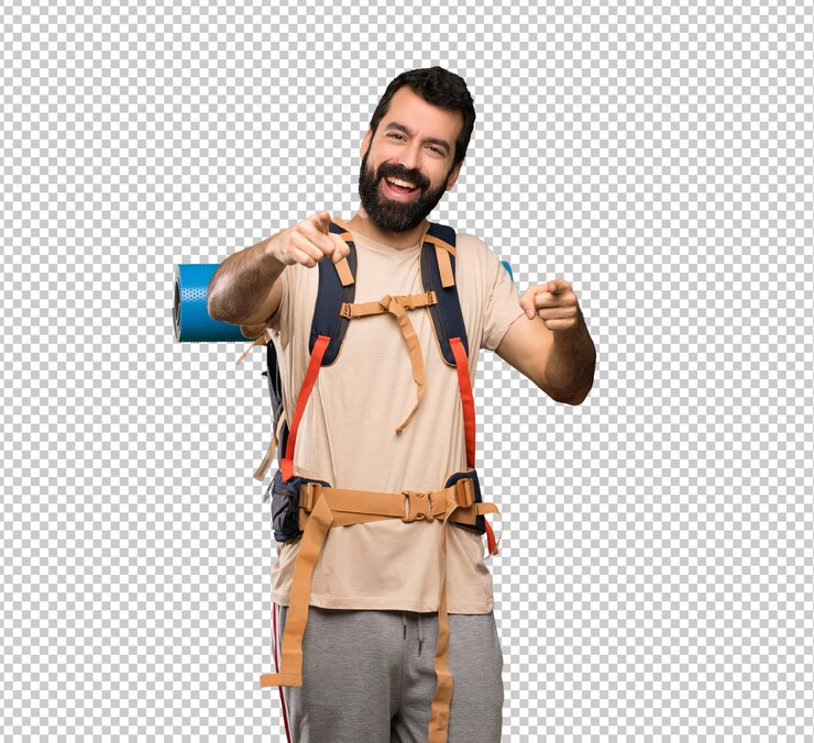 PSD randonneur homme pointe un doigt sur vous en souriant
