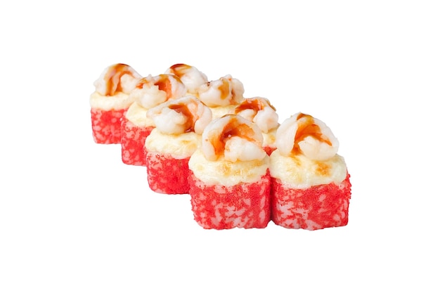 Une rangée de sushis avec une crevette rayée rouge et blanche sur le dessus