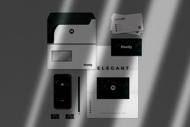 Realistic Stationery Mockup con telefono e biglietti da visita