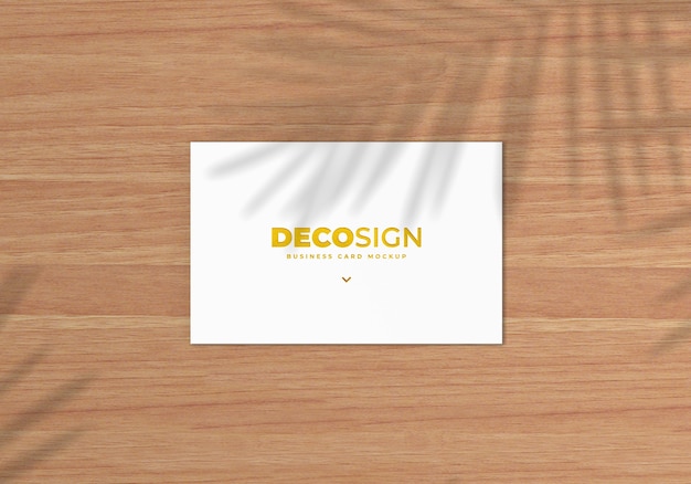 Realistico biglietto da visita Logo Mockup sulla tavola di legno