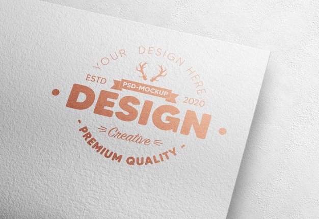 Realistisches Logo-Modell in weißem Papier mit Bronzefolie