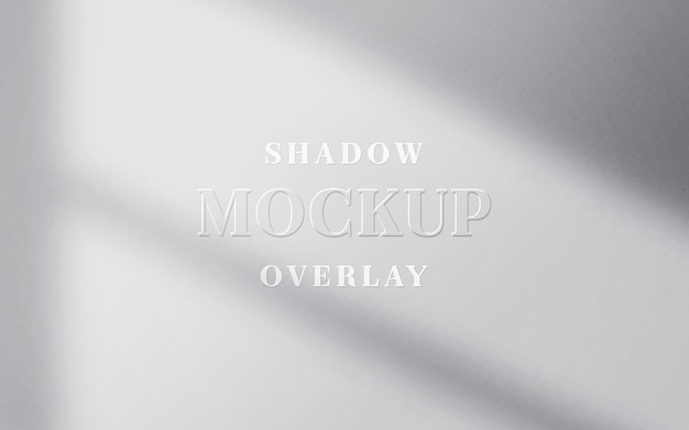 Realistisches und minimalistisches Schatten-Overlay-Effekt-Logo auf abstraktem Hintergrund-Mockup an der Wand
