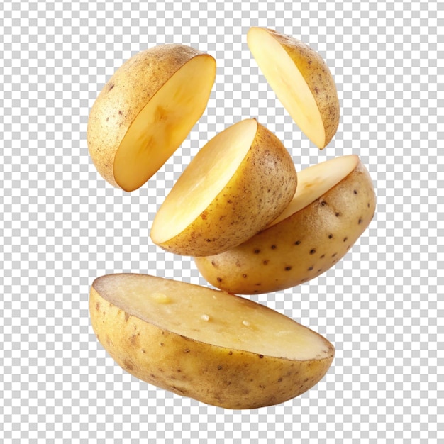 Las rebanadas de patatas que caen aisladas sobre un fondo transparente