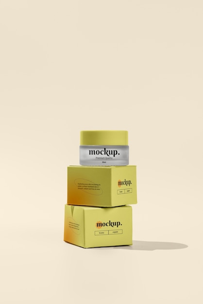 Recipientes de creme com fundo amarelo
