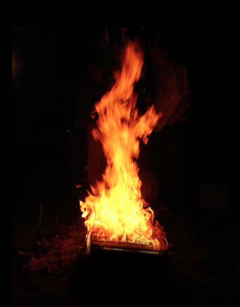 Recorte de fuego con fondo sin efecto de fuego y quemadura de barra bq