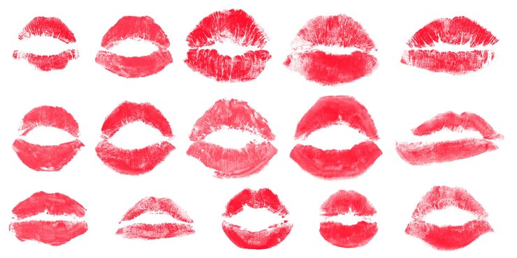 PSD red lipstick kiss marks collection impronte sulle labbra fatte a mano su sfondo bianco makeup romantico