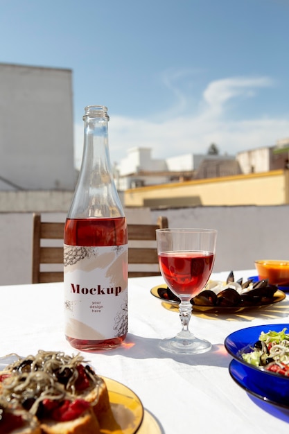 Refeição deliciosa com gulas e garrafa de vinho mock-up