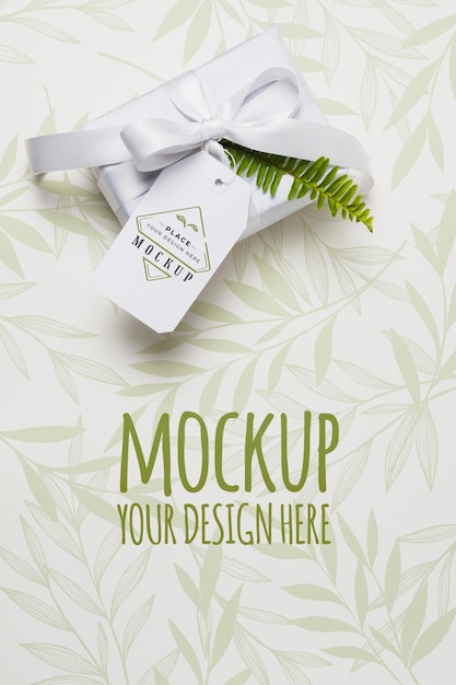 Regalo bianco vista dall'alto con etichetta mock-up