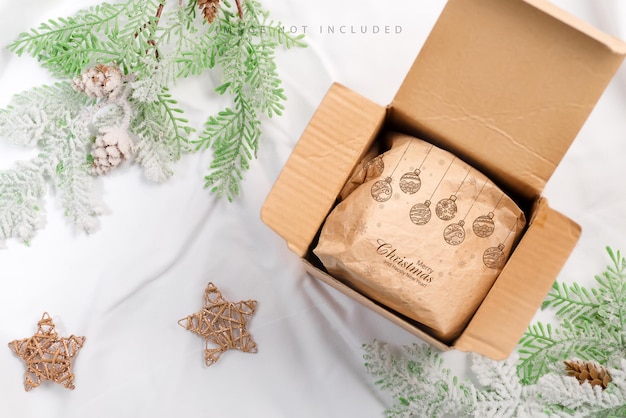 Regalo di Natale pigne rami di thuja e confezione regalo artigianale su tessuto Flat lay