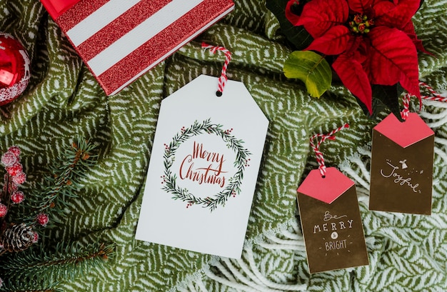 Regalo de Navidad con etiquetas de tarjetas de felicitación.