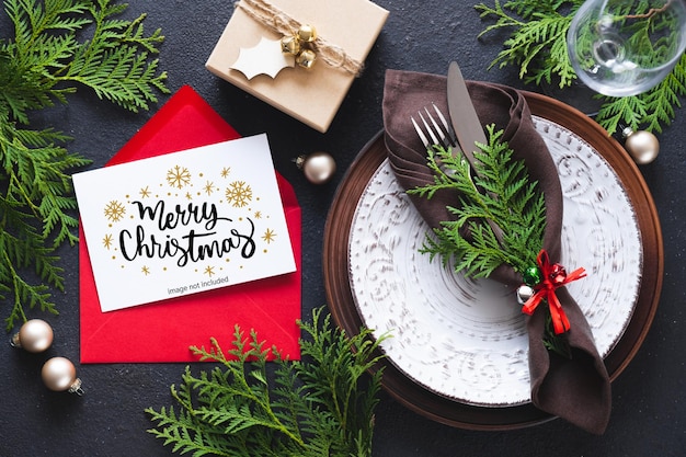 Réglage De La Table De Noël Avec Maquette De Carte De Voeux Ou D'invitation.