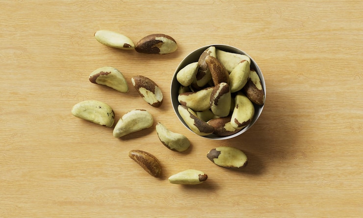 PSD renderización 3d de las nueces de brasil en fondo de madera
