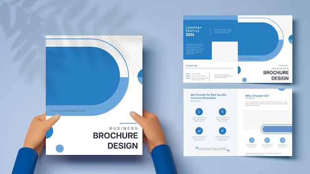 Rendu 3D de mains humaines tenant une maquette de brochure pliante avec affichage de l'aperçu double face sur fond bleu clair