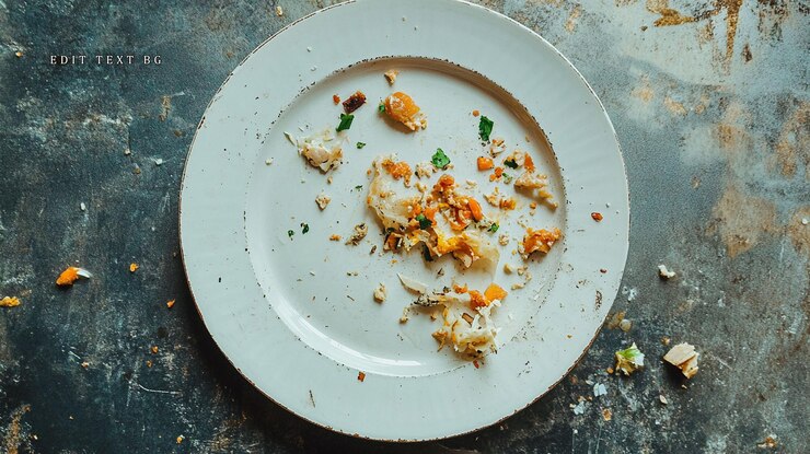 PSD restos de huevos fritos y hierbas en un plato sucio
