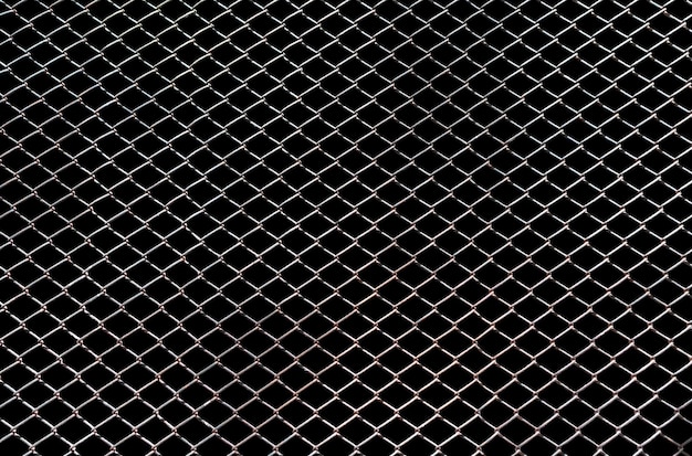 Rete metallica in acciaio isolato su sfondo nero con tracciato di ritaglio