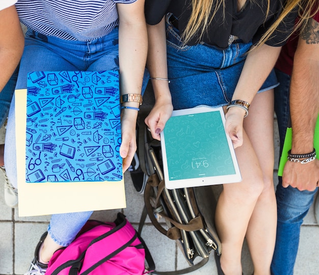 Retour au concept d'école avec des filles en regardant la tablette et la couverture