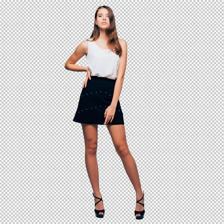 PSD retrato completo de uma jovem modelo, mulher de pernas longas, mulher vestida com camisa branca sem mangas e saia preta curta, mulas pretas com saltos altos isoladas em branco
