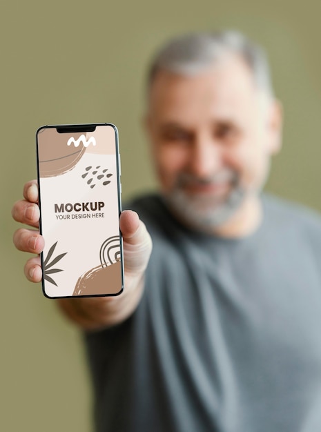 Retrato de homem segurando uma maquete de smartphone