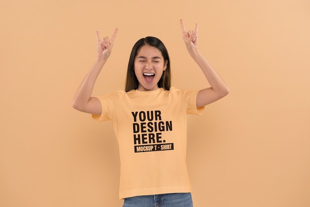 Retrato de menina vestindo maquete de camisa