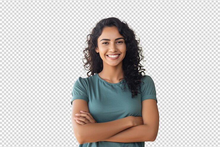 Retrato de mulher atraente e alegre com os braços cruzados isolados em um fundo transparente