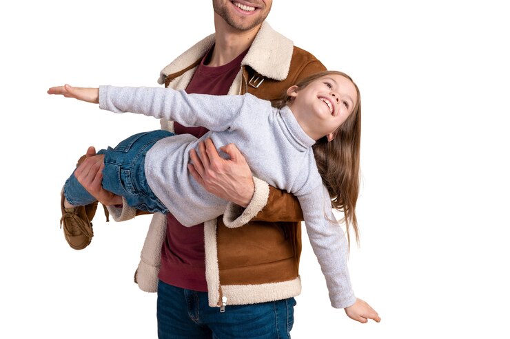 PSD retrato de pai jogando avião com filha para viajar
