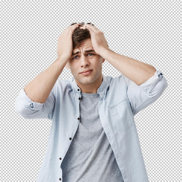 Retrato de um homem europeu desesperado, irritado e cansado, com a testa fruncida, colocando as mãos na cabeça, lembrando-se de que se esqueceu de algo, expressões faciais humanas negativas, emoções e sentimentos.