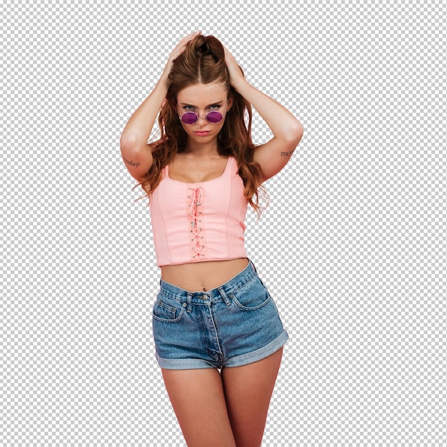 Retrato de uma jovem mulher bonita com óculos e roupas de verão tocando seu cabelo