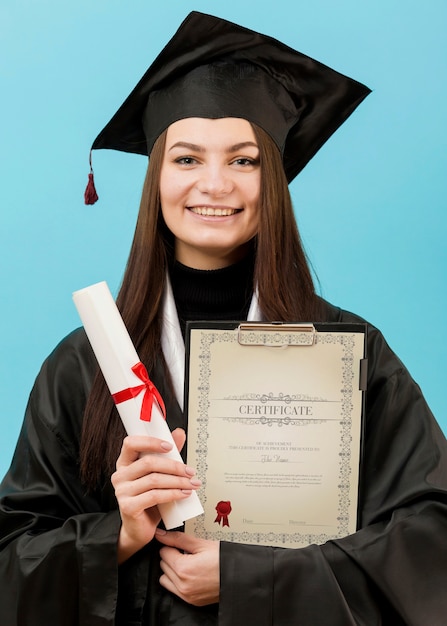 Retrato de estudiante con diploma universitario