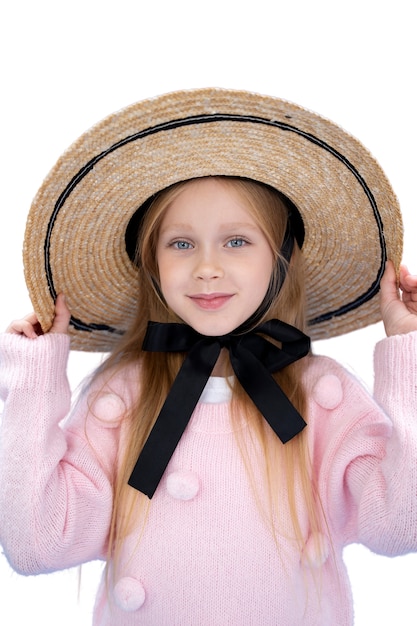 PSD retrato de estudio de niña con sombrero de paja