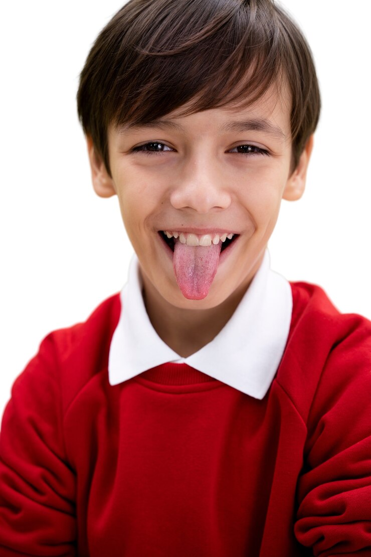 PSD retrato de estudio, de, niño joven, con, suéter rojo