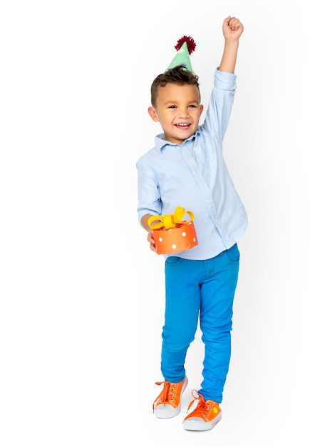 Retrato de estudio de un niño pequeño y un concepto de cumpleaños