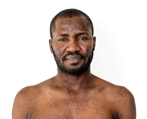 Retrato de estudio de pecho desnudo bigote hombre africano