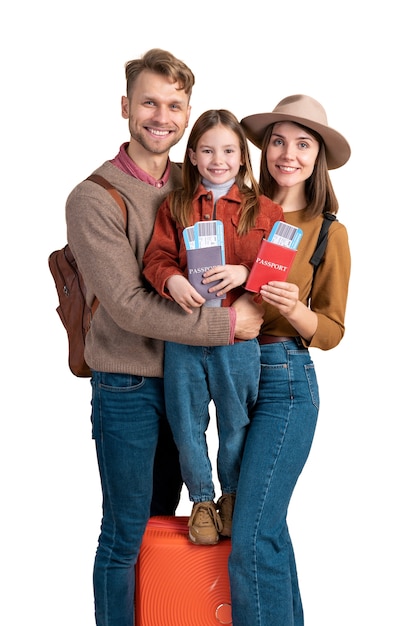 Retrato de familia con hija lista para un viaje de vacaciones