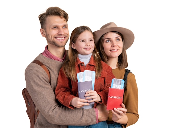 Retrato de familia con hija lista para un viaje de vacaciones