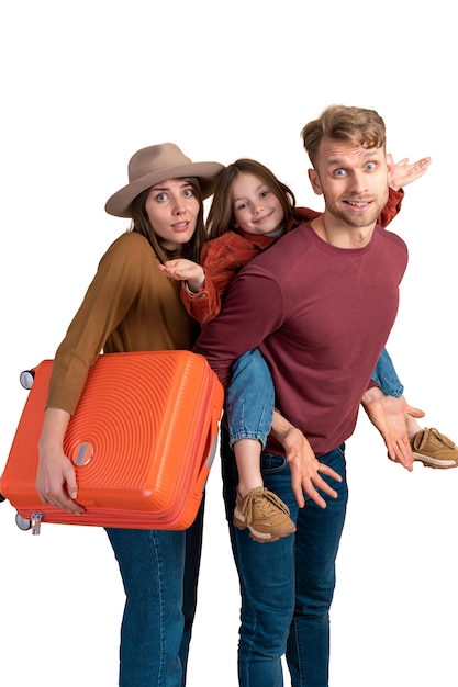 Retrato de familia con hija lista para un viaje de vacaciones