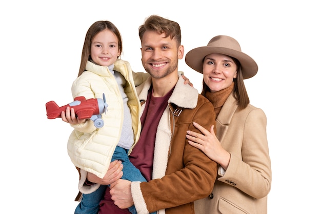 Retrato de familia con hija lista para un viaje de vacaciones