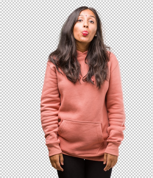 Retrato de fitness mujer joven India expresión de confianza y emoción