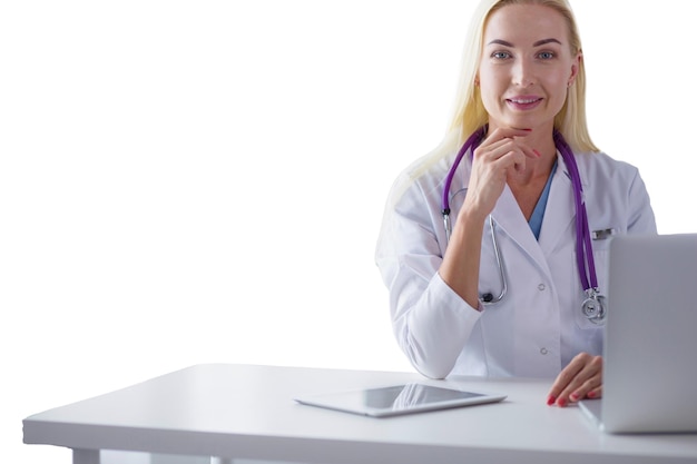 Retrato de una joven doctora en un consultorio médico