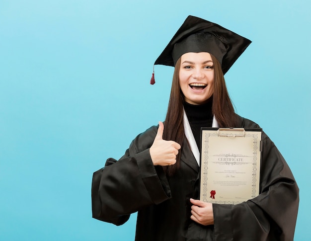 PSD retrato de joven estudiante orgulloso de graduarse