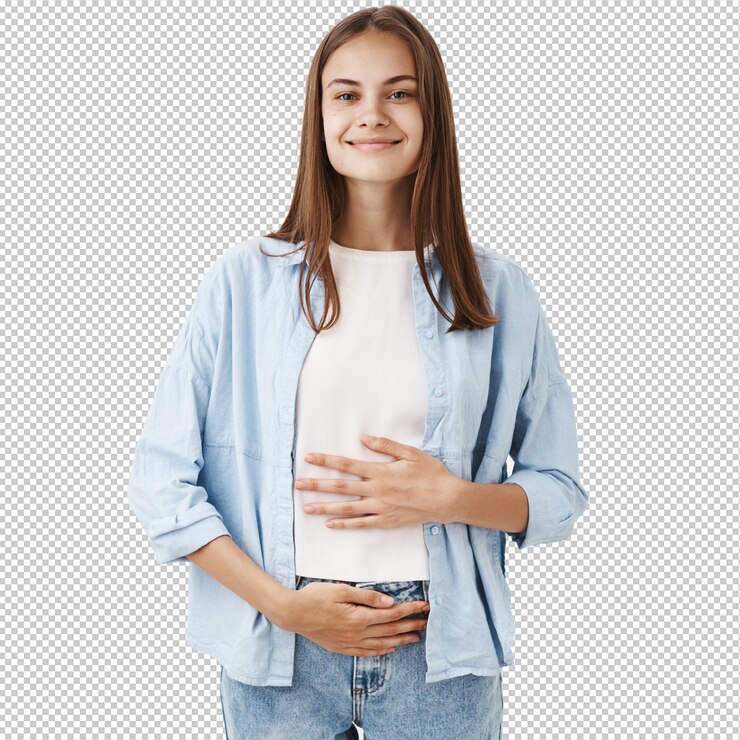 PSD retrato de una joven europea alegre y encantada que se ocupa de su salud, tocando el vientre o el estómago con una sonrisa feliz, tomando vitaminas o bebiendo yogur.