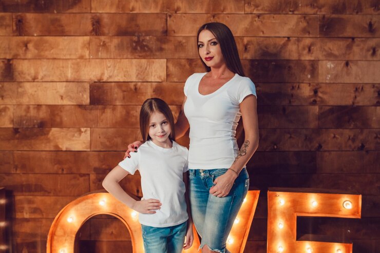 PSD retrato de madre e hija con trajes a juego posando juntos