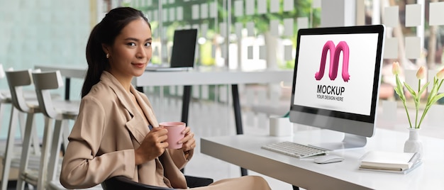 PSD retrato de mujer emprendedora con maqueta de computadora