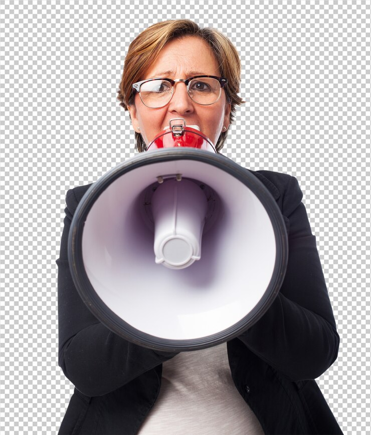 PSD retrato de una mujer de negocios maduros gritando con un megáfono