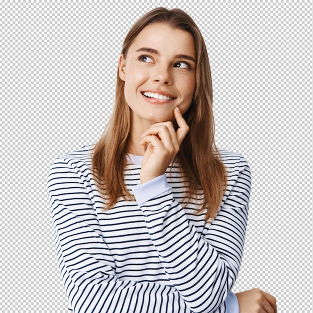 Retrato de una mujer rubia pensativa que tiene una idea mirando pensativa en la esquina superior izquierda imaginando algo bueno de pie contra la pared blanca