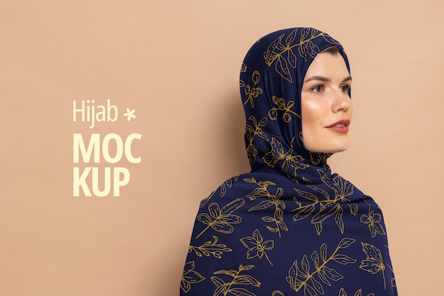 Retrato de mujer vistiendo hijab de hojas islámicas