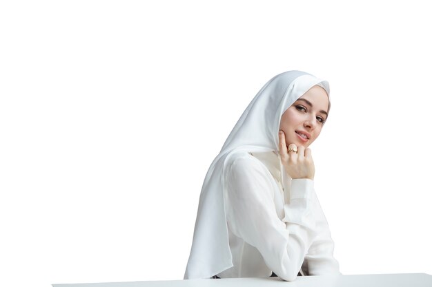 PSD retrato de mujer vistiendo hijab