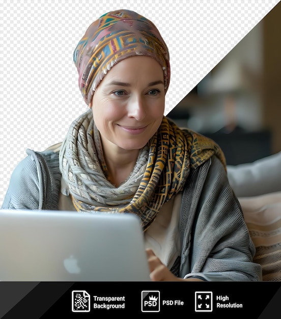 PSD retrato sonriente feliz mujer con cáncer en período de quimioterapia sin cabello trabajando en casa con tecnología portátil teléfono inteligente png